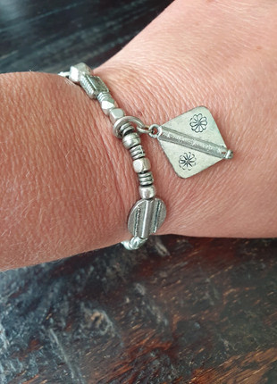 Bracelet élastiqué en métal argenté avec breloque, brand: bracelet argenté, condizioni: Ottime, €6.00, €7.00 include la Protezione acquisti