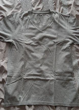 T shirt gros Uniqlo XS Col V, marque: Uniqlo, état: Très bon état, taille: XS, 4,00 €, 4,90 € Protection acheteurs incluse