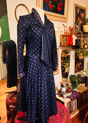 Hübsch gemustertes Kleid mit Kragen und Schleife 🌺True Vintage, brand: true vintage, condizioni: Ottime, taglia: L / IT 44 / EU 40, €30.00, €32.20 include la Protezione acquisti