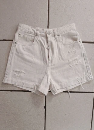 🌟White distressed denim shorts – chic high-waist style, marke: Stradivarius, zustand: Sehr gut, größe: XS / 34 / 6, 5,00 €, 5,95 € inklusive Vinted-Käuferschutz