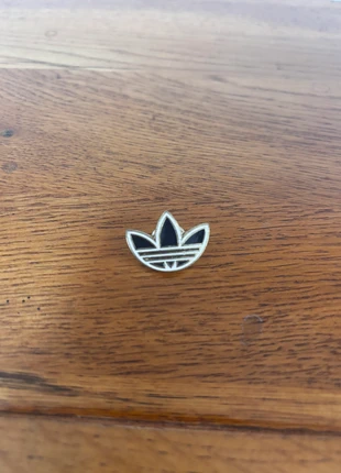 Pins Adidas, marque: adidas, état: Très bon état, 1,00 €, 1,75 € Protection acheteurs incluse