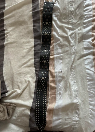 Cintura in pelle nera con borchie argentate e dettagli decorativi, marque: Vintage Dressing, état: Très bon état, taille: 100 cm, 30,00 €, 32,20 € Protection acheteurs incluse