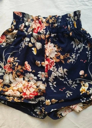 Short fleuri femme bleu marine – Taille S/M – Fluide et confortable, condition: Good, size: S / 36 / 8, €6.00, €7.00 includes Buyer Protection Pro