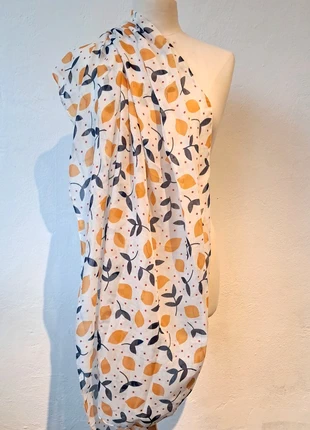 Magnifique foulard blanc d'été avec citrons, brand: Boutique Belgique, condizioni: Ottime, €9.90, €11.10 include la Protezione acquisti