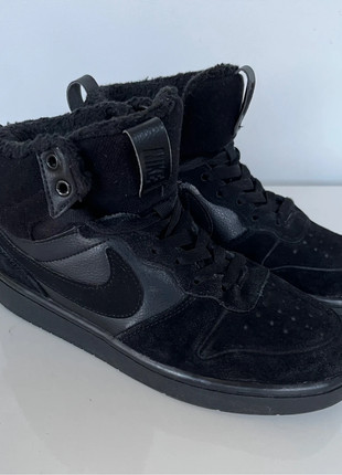 Sneakers zwart met bontvoering Nike Court Borough Mid 2 Boot BG maat 37,5, marque: Nike, état: Très bon état, taille: 37.5, 10,00 €, 11,20 € Protection acheteurs incluse