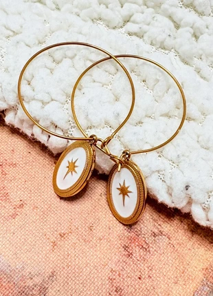 Boucles d’oreilles fines médaillon blanc & étoile dorée – Douceur céleste, état: Neuf sans étiquette, 5,00 €, 5,95 € Protection acheteurs incluse