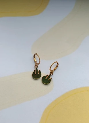 Goudkleurige vlam oorbellen ● earrings, merk: Vintage Dressing, staat: Nieuw zonder prijskaartje, € 1,75, € 2,54 inclusief Kopersbescherming