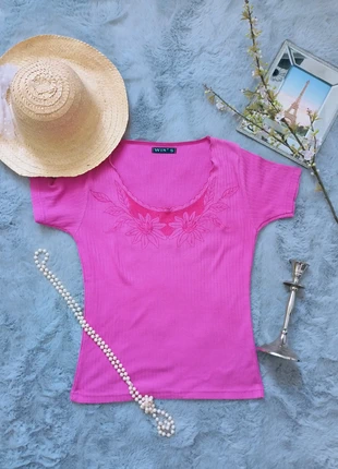 T-shirt côtelé rose avec broderies fleuries XS/S H*213, marke: y2k, zustand: Gut, größe: XS / 34 / 6, 5,00 €, 5,95 € beinhaltet Vinted-Käuferschutz Pro