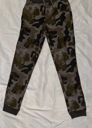 Jogging camouflage Vertbaudet – 9 ans (132 cm), marke: Vertbaudet, zustand: Sehr gut, größe: 9 Jahre / 134, 2,00 €, 2,80 € inklusive Vinted-Käuferschutz