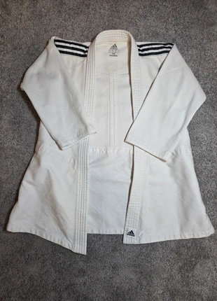 Kimono Judo Adidas Taille 160cm ( XS ) Bon état, brand: adidas, condizioni: Buone, €15.00, €16.45 include la Protezione acquisti