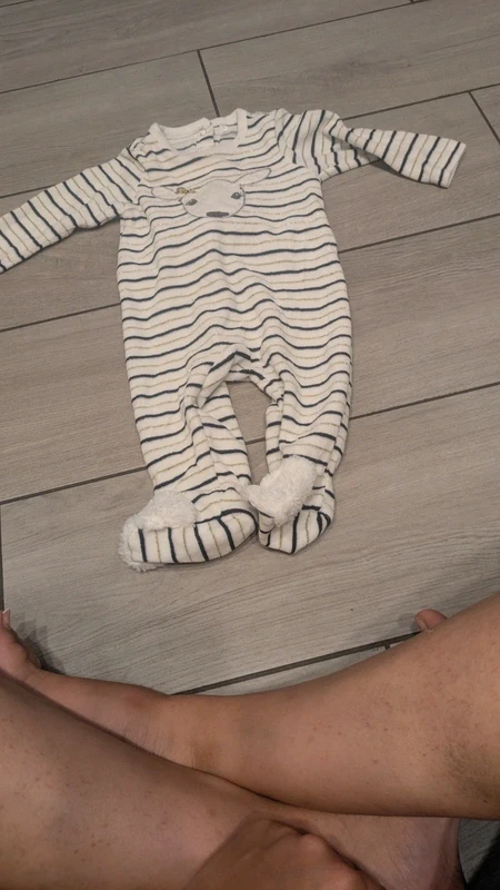 Pyjama 1 pièce taille 9 mois