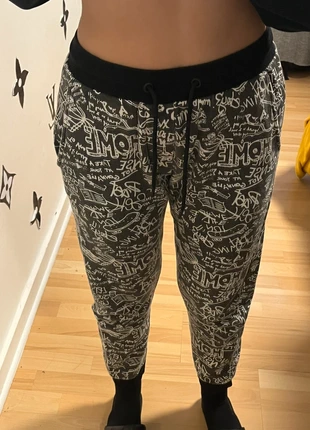 Jogging noir imprimé graffiti – Style streetwear et confortable, brand: Bershka, condizioni: Ottime, taglia: S / IT 40 / EU 36, €2.00, €2.80 include la Protezione acquisti