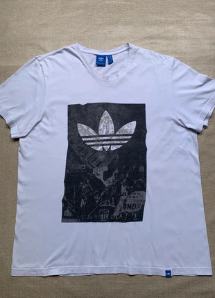 White Adidas XXL Printed T-shirt, brand: adidas, condizioni: Buone, taglia: XXL, €6.00, €7.00 include la Protezione acquisti