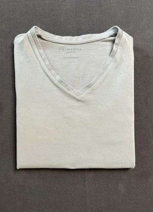 T-shirt blanc col V Primark, merk: Primark, staat: Heel goed, maat: S, € 4,05, € 4,95 inclusief Kopersbescherming