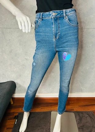 Jean slim bleu avec cœur coloré – Taille 40, marke: Jennyfer, zustand: Sehr gut, größe: L / 40 / 12, 5,50 €, 6,48 € inklusive Vinted-Käuferschutz