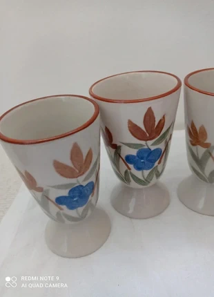 Lot de 4 verres à pied en céramique Afibel – décor floral vintage, marque: Afibel, état: Très bon état, 17,00 €, 18,55 € Protection acheteurs incluse