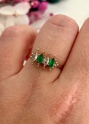 Bague ajustable dorée fine avec zircons formes amandes verts et blancs - Acier Inoxydable, marca: Boutique Parisienne, estado: Muy bueno, tamaño: Ajustable, 17,00 €, 18,55 € Protección al comprador Pro incluida