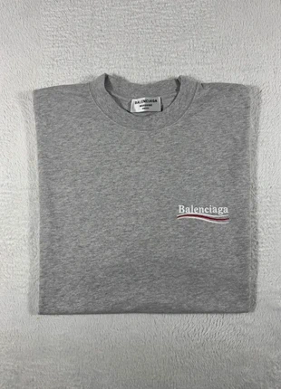 Tshirt Political Balenciaga gris brodé XS, marke: Balenciaga, zustand: Neu, mit Etikett, größe: XS, 240,00 €, 252,70 € inklusive Vinted-Käuferschutz