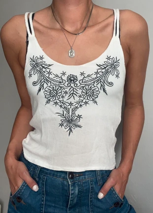 Top à bretelle viscose blanc avec broderie fleur noir, marca: Boutique Bohéme, estado: Bueno, tamaño: S / 36 / 8, 8,00 €, 9,10 € Protección al comprador Pro incluida