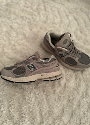 New Balance 2002R Femme Taille 38 | Gris & Noir | Très Bon État, marca: New Balance, estado: Muito bom, tamanho: 38, €70.00, €74.20 inclui Proteção do Comprador
