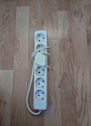 Regleta alargadora con 6 tomas, marca: Amazon, estado: Muy bueno, 4,75 €, 5,69 € Protección al comprador incluida