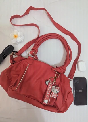 💋 Hello kitty keychain and vintage red bag, marque: COQUETTE, état: Très bon état, 8,00 €, 9,10 € Protection acheteurs incluse