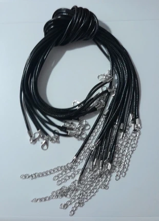 Lot de 10 colliers en cordons noir de 45+5 cm, merk: Fashion Jewelry, staat: Heel goed, € 1,99, € 2,79 inclusief Kopersbescherming