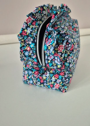 Trousse froufrou, marque: Fait Main, état: Neuf sans étiquette, 15,00 €, 16,45 € Protection acheteurs incluse