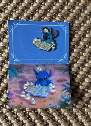 🌟 Pin’s Officiel Rare Disneyland Paris – Stitch & Canards + Livre 🌟, marque: Disneyland Paris, état: Neuf avec étiquette, 35,00 €, 37,45 € Protection acheteurs incluse