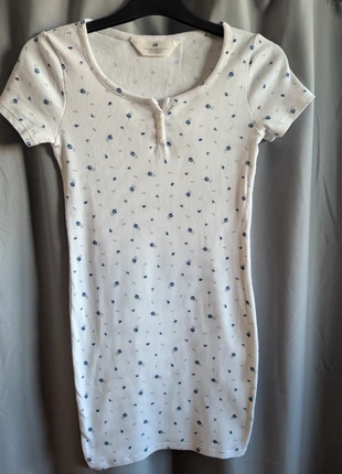 Robe droite côtelée à manches courtes blanche à imprimé petites fleurs bleues H&M, marque: H&M, état: Très bon état, taille: 12 ans / 152 cm, 2,50 €, 3,33 € Protection acheteurs incluse
