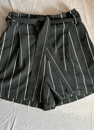 Short rayé avec ceinture à nouer, marque: Pull & Bear, état: Bon état, taille: M / 38 / 10, 5,00 €, 5,95 € Protection acheteurs incluse