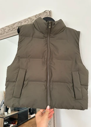 Doudoune sans manches kaki / piumino senza maniche cachi / khaki sleeveless puffer jacket, marque: Zara, état: Neuf sans étiquette, taille: M / 38 / 10, 20,00 €, 21,70 € Protection acheteurs incluse
