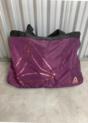 Sac de sport Reebok violet bordeaux à motif géométrique, marke: Reebok, zustand: Sehr gut, 15,90 €, 17,40 € inklusive Vinted-Käuferschutz
