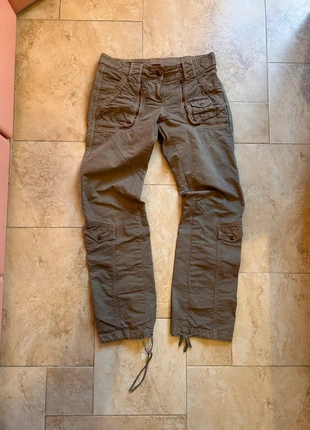 embroided flare cargo low rise pants, merk: Cargo, staat: Heel goed, maat: M / 38 / 10, € 5,50, € 6,48 inclusief Kopersbescherming