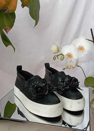 Zapatos negros con flores en 3D de Bershka., marca: Bershka, estado: Muy bueno, tamaño: 36, 10,00 €, 11,20 € Protección al comprador incluida