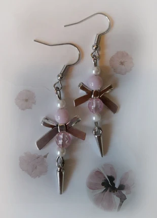 "Cotton ribbon" orecchini pendenti rosa con perline a fiocchi e borchie, stile coquette, condizioni: Ottime, €6.20, €7.21 include la Protezione acquisti