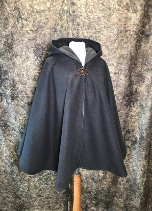 Cape mi-longue en laine caban grise faite main et loup mystique, marke: Fait Main, zustand: Sehr gut, größe: Einheitsgröße, 59,00 €, 62,65 € beinhaltet Vinted-Käuferschutz Pro