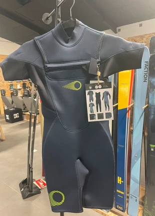 Combinaison neoprene shorty Sooruz kids - Shorty 2/2 Fly - Taille 10 ans, marque: Soöruz, état: Neuf avec étiquette, taille: 10 ans / 140 cm, 50,00 €, 53,20 € Protection acheteurs (Pro) incluse