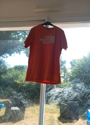 t-shirt original The North Face couleur orange viveplusieurs petits trou au colle du t-shirt, brand: The North Face, condizioni: Ottime, taglia: M, €7.00, €8.05 include la Protezione acquisti