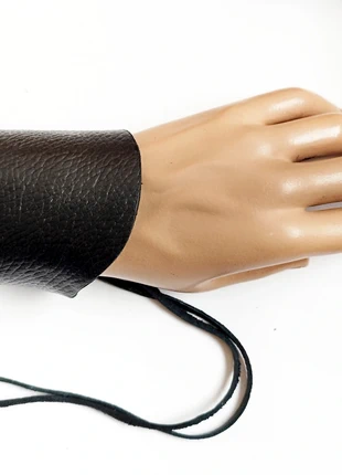 Mega , 9 cm. brede, zwart leren armband / cuff - recycled - nikkelvrij, état: Très bon état, 15,00 €, 16,45 € Protection acheteurs incluse