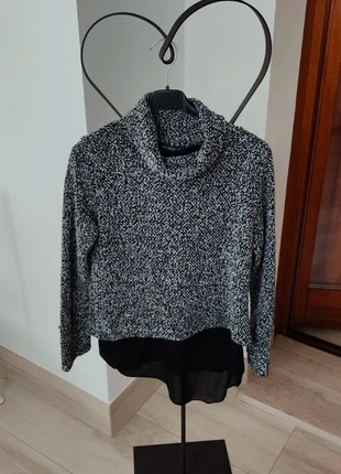 Maglione grigio mélange con strato in chiffon nero e taglio posteriore elegante, brand: New Collection, condizioni: Ottime, taglia: Taglia unica, €4.49, €5.41 include la Protezione acquisti