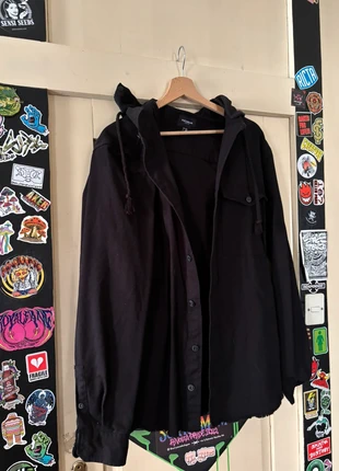 Camicia nera con cappuccio, marca: Pull & Bear, estado: Muy bueno, tamaño: L, 15,00 €, 16,45 € Protección al comprador incluida