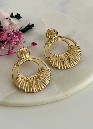 Boucles d’oreilles dorées larges pendantes formes rondes drapées - Acier Inoxydable, marque: Boutique Parisienne, état: Très bon état, 24,00 €, 25,90 € Protection acheteurs (Pro) incluse