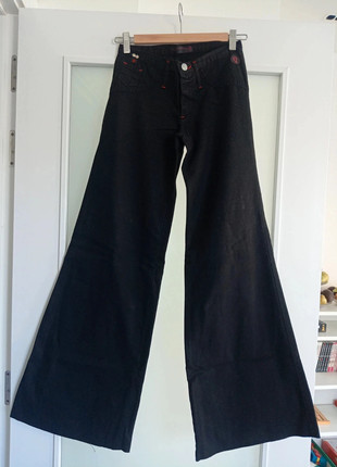 Pantalón ancho de campana en color negro con detalles en rojo, marque: CIMARRON, état: Très bon état, taille: XS / 34 / 6, 25,00 €, 26,95 € Protection acheteurs incluse