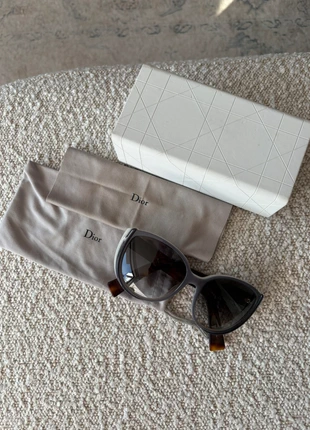 Óculos de sol Dior modelo NG1038VL2G, marca: Dior, estado: Novo sem etiquetas, €150.00, €158.20 inclui Proteção do Comprador