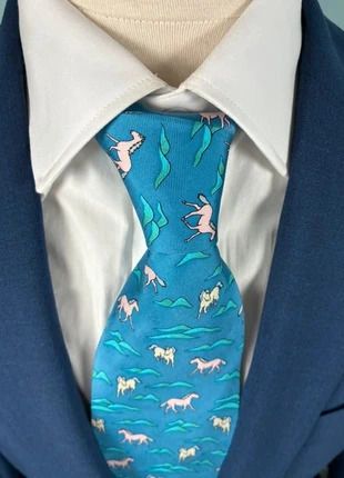 Cravate vintage Cabouchon bleu ciel à motifs chevaux roses et beiges – 100 % soie, marke: Cabouchon, zustand: Sehr gut, 12,99 €, 14,34 € inklusive Vinted-Käuferschutz