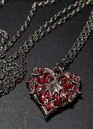 Magnifique collier cœur rouge, marque: Lolita, état: Très bon état, 10,00 €, 11,20 € Protection acheteurs incluse