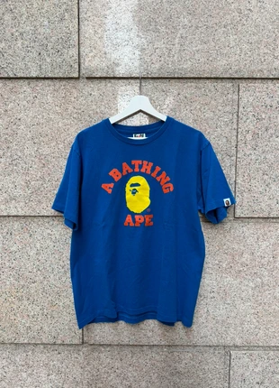 BAPE College Logo Tee Blue/Yellow – Taglia L, brand: A Bathing Ape (BAPE), condizioni: Ottime, taglia: L, €75.00, €79.45 include la Protezione acquisti Pro