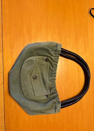 Piccola borsa verde militare con manici in pelle, foderata, brand: Rossella Carrara, condizioni: Buone, €4.00, €4.90 include la Protezione acquisti