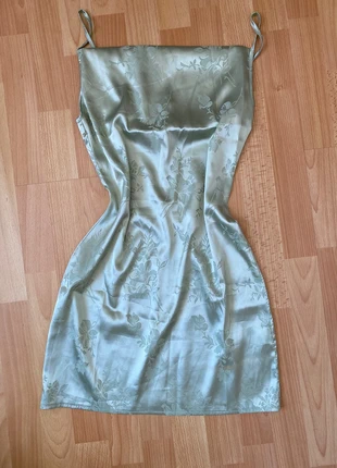 Robe matière satinée vert amande, merk: Shein, staat: Goed, maat: S / 36 / 8, € 1,50, € 2,28 inclusief Kopersbescherming